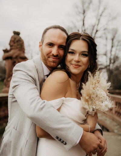 Lachendes Brautpaar mit Trockenblumenstrauß, türkische Hochzeit im Schloss Philippsruhe Hanau