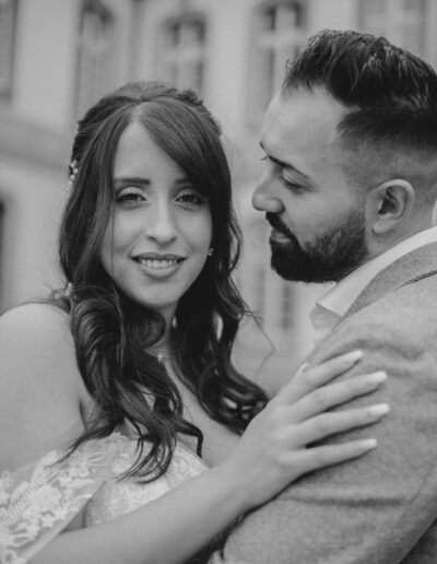 Schwarz-Weiß-Porträt eines Brautpaares, die Braut lächelt in die Kamera – Hochzeitsfotografin Frankfurt