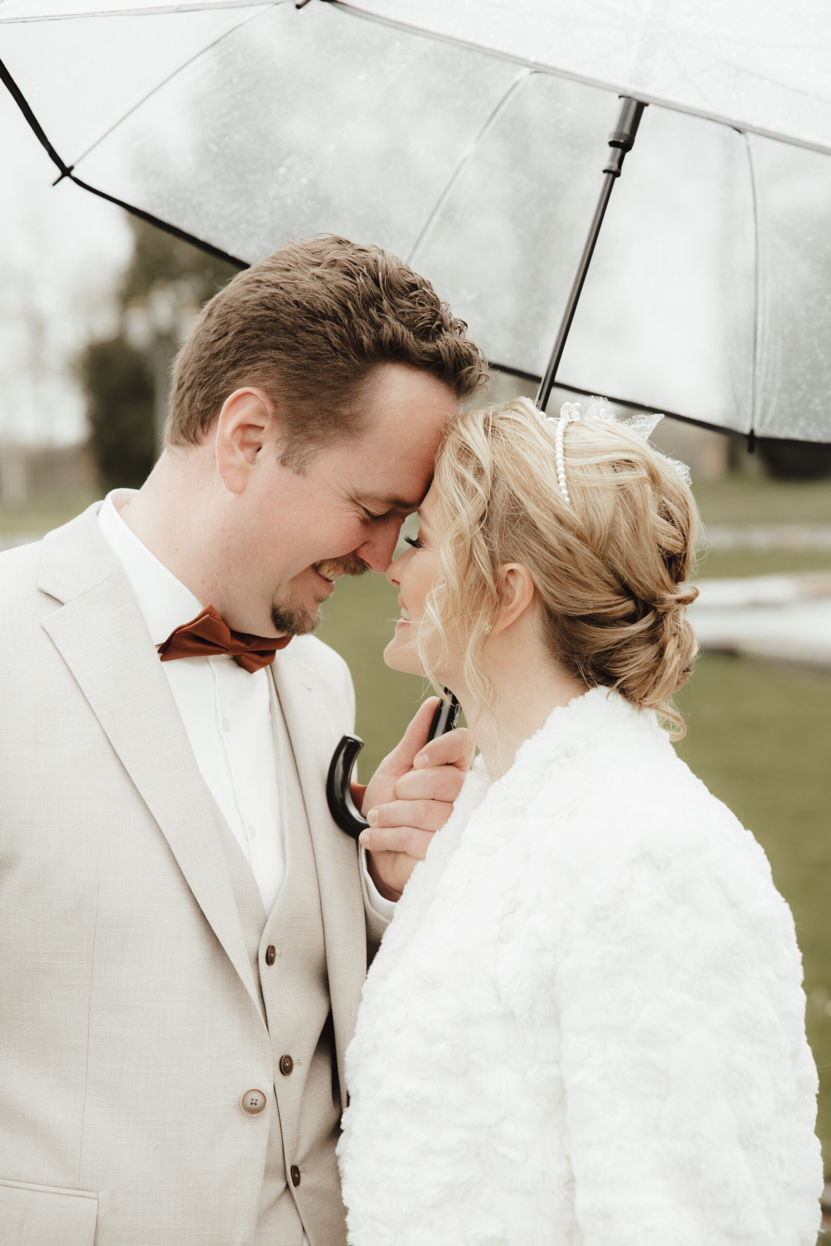 Hochzeitsfotografie Schloss Philippsruhe Hanau Brautpaar im Regen