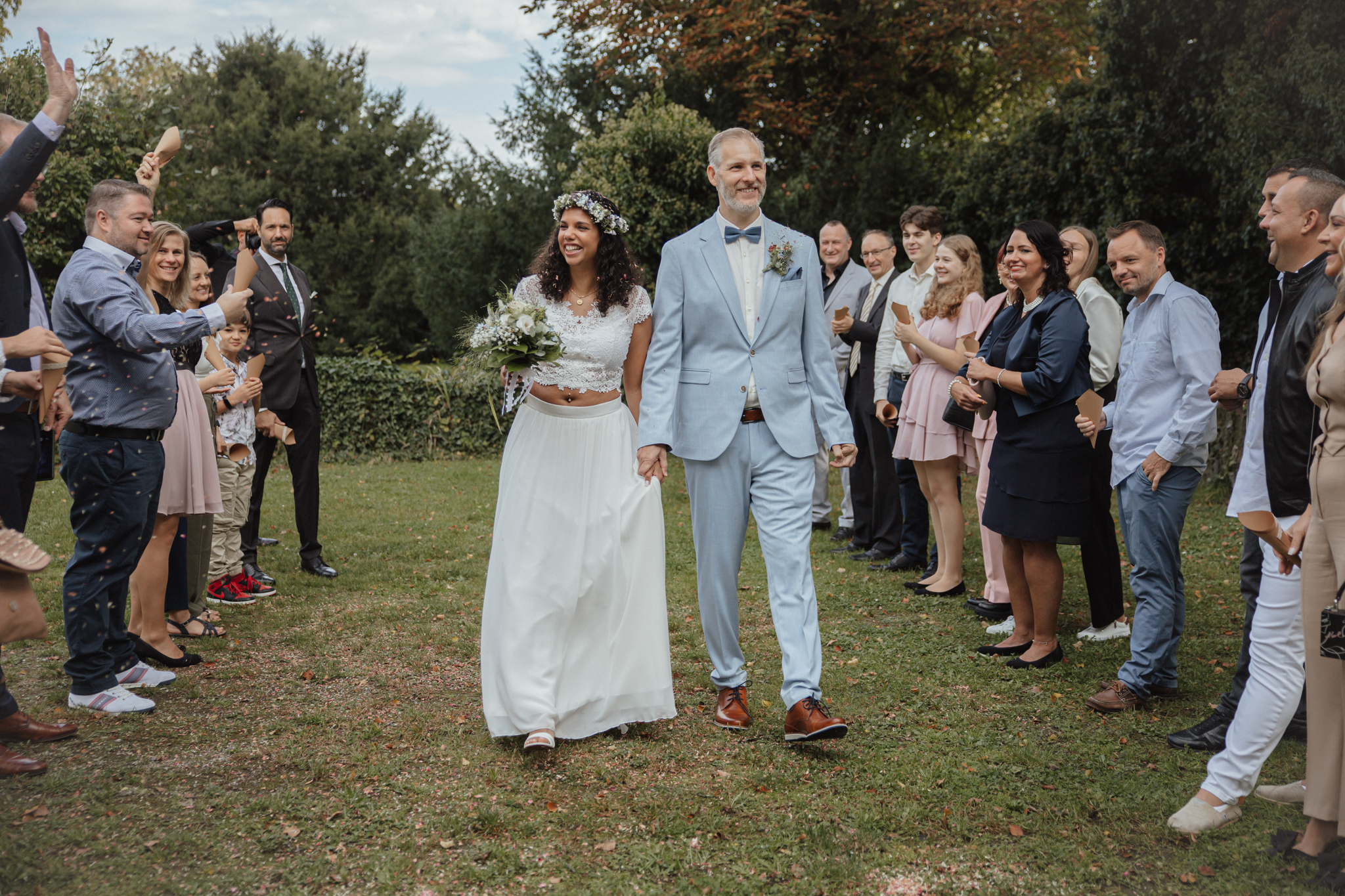 Hochzeit Jagdschloss Mönchbruch Brautpaar draußen Gäste Brautpaar