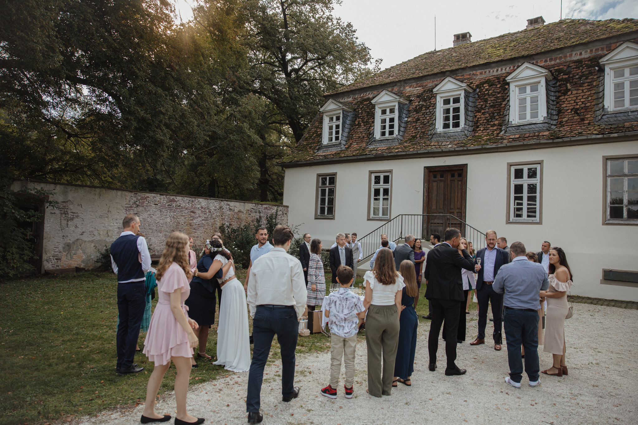 Hochzeit Jagdschloss Mönchbruch Brautpaar draußen Gäste