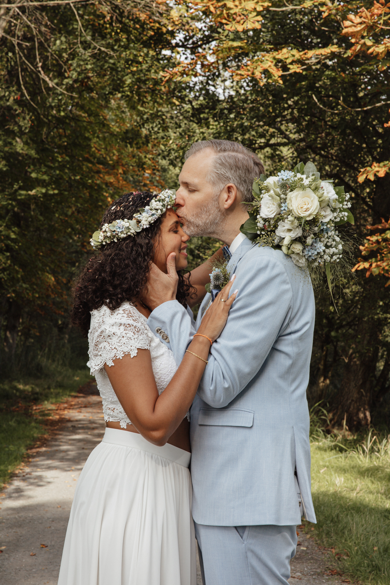 Hochzeit Jagdschloss Mönchbruch BrautpaarStirnkuss