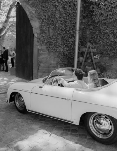 Brautpaar im weißen Oldtimer-Cabrio vor der Kurfürstlichen Burg Eltville