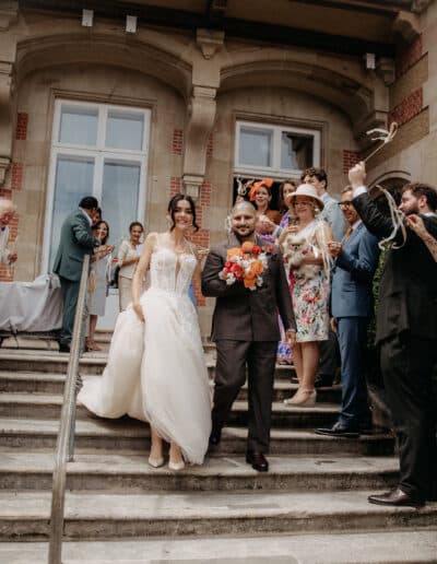 Brautpaar verlässt die Villa Rothschild, die Gäste jubeln – deutsch-persische Hochzeit